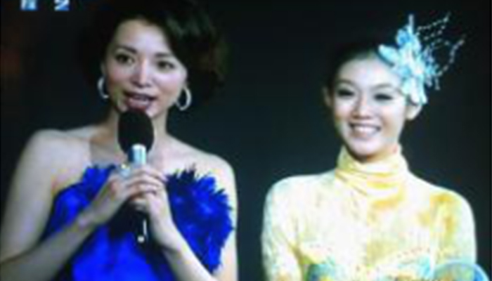 CCTV-3《萬家邀明月》，鄧雯心創(chuàng)新投影視頻舞《月影隨形》 2