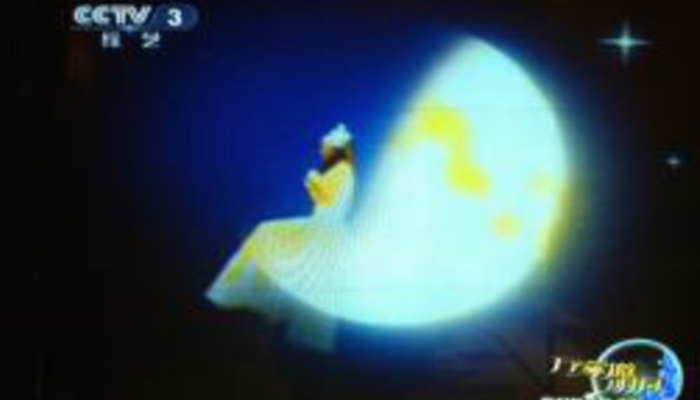 CCTV-3《萬家邀明月》，鄧雯心創(chuàng)新投影視頻舞《月影隨形》 1